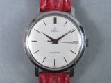 une image montrant un gros plan d'une montre-bracelet avec un bracelet rouge