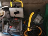 une étagère sur laquelle sont posés de nombreux outils