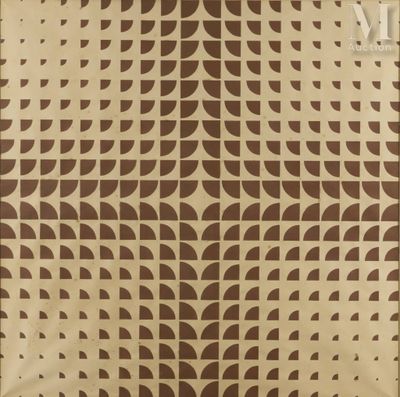 une vieille photo montrant un motif marron et blanc sur un mur