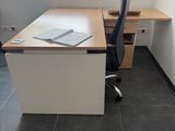 un bureau avec une chaise et un ordinateur portable dessus
