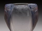 un vase en verre posé sur une table