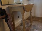 une petite table sur laquelle est posé un miroir, dans un coin de la pièce