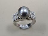 une image d'une bague ornée d'une perle et de diamants