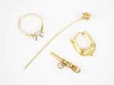 un assortiment de bijoux en or et en diamants, comprenant une bague, un bâtonnet et une broche