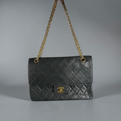 CHANEL 1990 Sac timeless en cuir agneau matelassé noir, ferm…