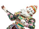 figurine chinoise représentant un homme tenant un bâton et vêtu d'un costume coloré