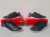 une paire de chaussures Puma posée sur une boîte rouge