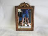 un homme se prenant en photo dans un miroir