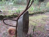 une tondeuse à gazon rouillée abandonnée au milieu des bois