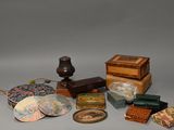 un grand nombre d'objets posés sur une table