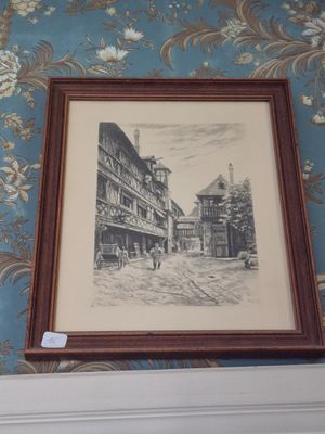 une photo représentant un tableau accroché au mur au-dessus d'une cheminée