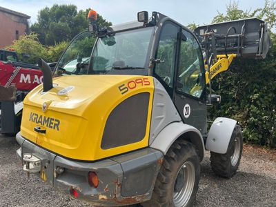 un engin de chantier jaune et noir garé sur un parking