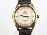 une image montrant un gros plan d'une montre-bracelet posée sur un socle en verre