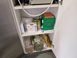 un placard rempli de provisions