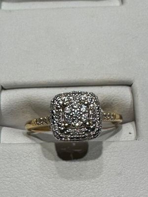 Une image représentant une bague en diamant est affichée dans un cadre blanc.