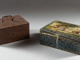 deux boîtes posées l'une à côté de l'autre sur une table