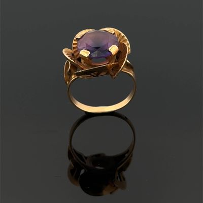 une bague en améthorate et en or sertie d'un gros améthorate