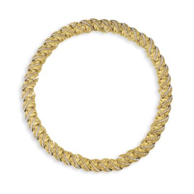 un bracelet en corde dorée sur fond blanc