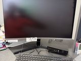 une image d'un bureau d'ordinateur avec un clavier et un écran