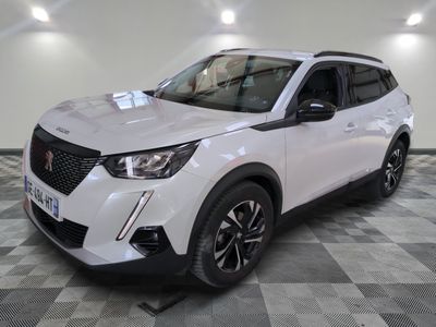 le suv blanc est garé sur le sol en damier d'une pièce