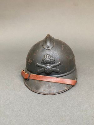 un vieux casque orné d'un crâne et d'os croisés