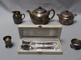 un service à thé en argent comprenant une théière, une cuillère et des tasses