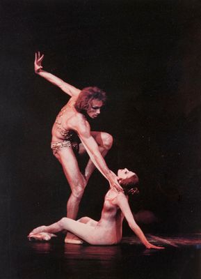 Un homme et une femme dansent sur scène