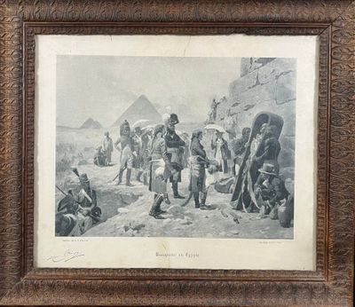une vieille photo montrant un groupe d'hommes et de femmes debout devant une pyramide