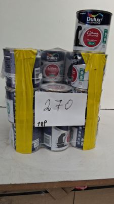 une pile de canettes surmontée d'une pancarte