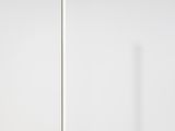 un lampadaire noir et blanc posé sur une table blanche