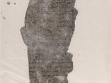 photographie en noir et blanc d'une statue composée de pierres posée sur une table