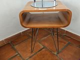 une petite table sur laquelle se trouve un miroir
