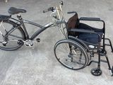 un vélo auquel est fixé un fauteuil roulant, garé dans un garage