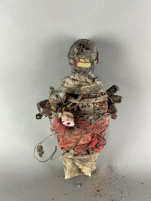 une sculpture représentant un homme portant un sac sur le dos