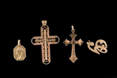 trois croix dorées et un cœur sont représentés sur un fond noir