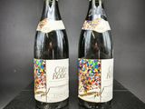 deux bouteilles de vin décorées de paillettes, posées sur une table