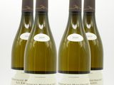trois bouteilles de vin posées sur une table blanche