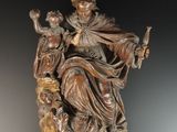 statue représentant une femme assise sur un rocher avec deux enfants