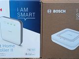 deux boîtes de contrôleurs « Smart Home » de Bosch posées sur une table