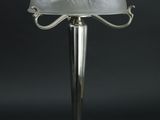 une lampe de table plaquée argent avec un abat-jour en verre dépoli
