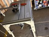 vue de dessus d'un établi dans un garage