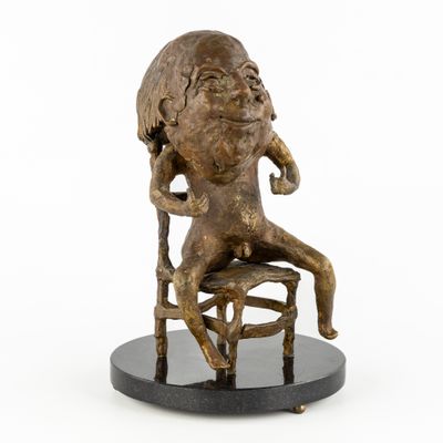 statue d'une femme assise sur une chaise, la main posée sur le menton
