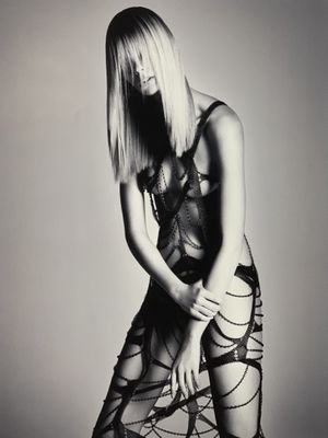 photo en noir et blanc d'une femme en lingerie prenant la pose pour une photo