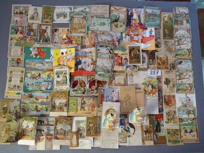 une grande collection de cartes postales anciennes posée sur une table