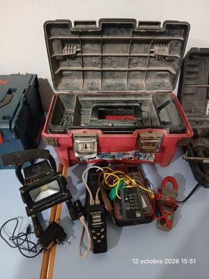 une boîte à outils contenant de nombreux outils différents