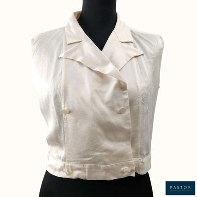 une photo d'un débardeur blanc sur un mannequin