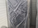un gros tas de matelas dans un débarras