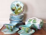 beaucoup d'assiettes et de bols sur la table