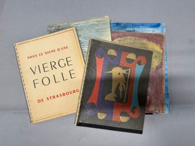 deux livres posés l'un à côté de l'autre sur une table