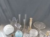 une table sur laquelle se trouvent de nombreux objets en verre